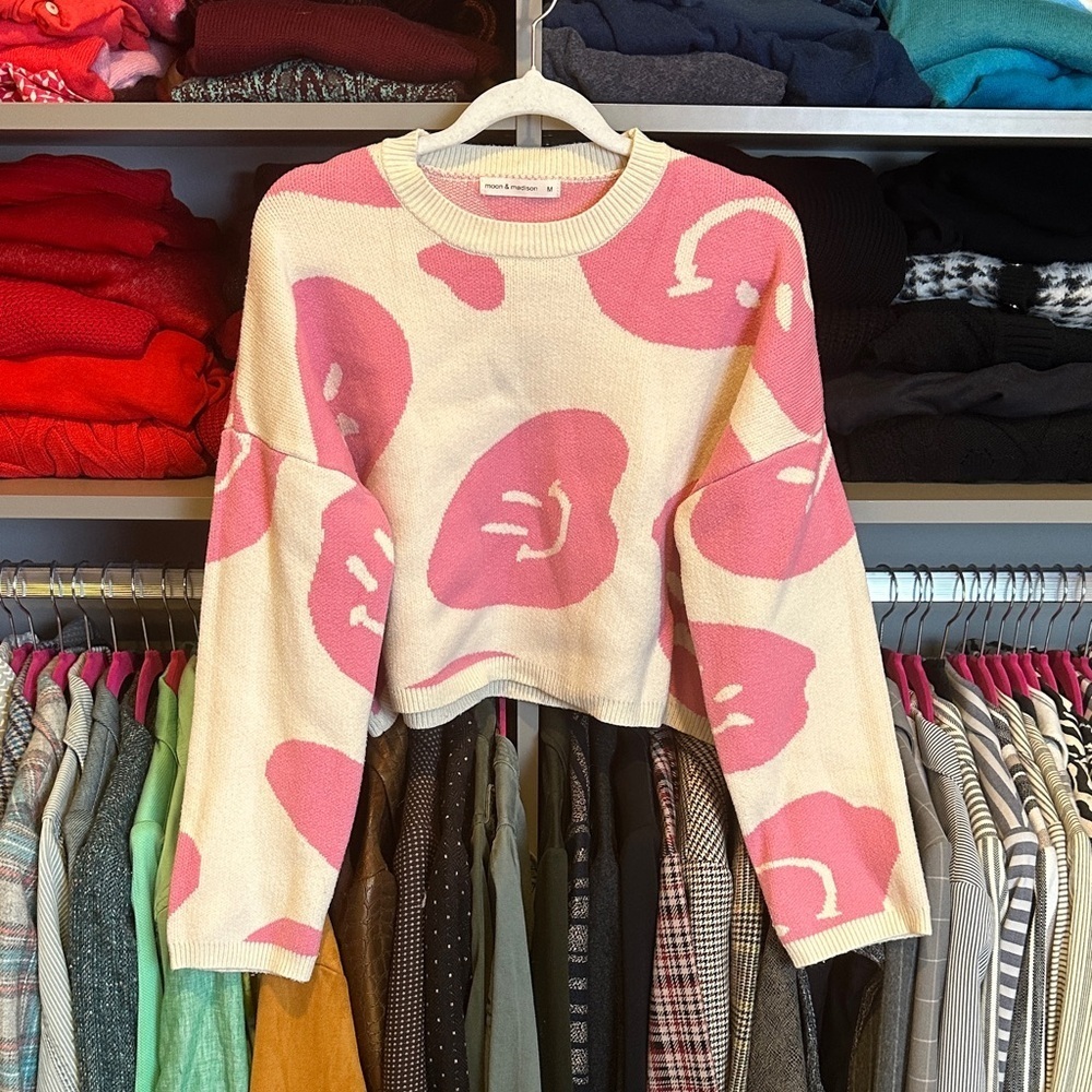 Moon & Madison cream/pink print long sleeve crew neck cropped sweater size M